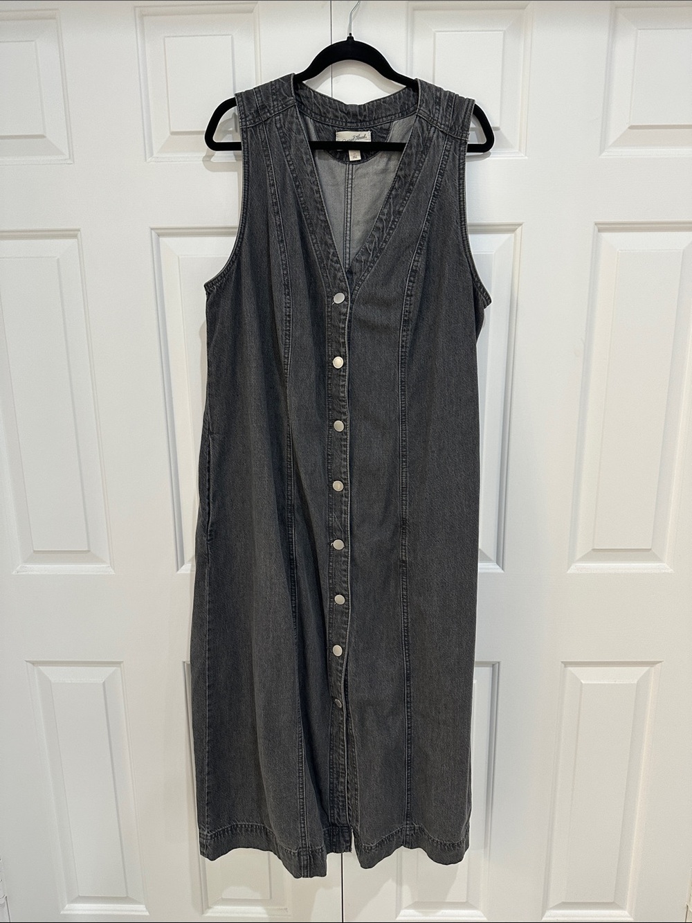 Universal Thread Sleeveless Button-Front Midi Dress in Charcoal Gray